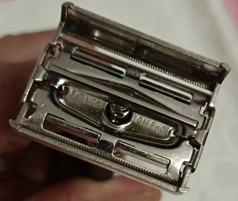 Рядък модел самобръсначка Gillette Super Adjuatable "Black Beatu" 1974 година.