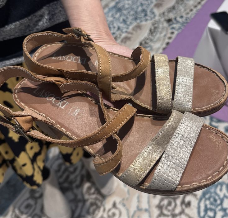 Продам босоножки на каблуке