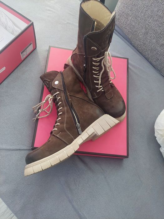 Тъмно кафяви боти нови