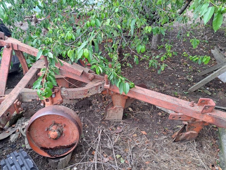 Плуг  с три гребла за голям трактор