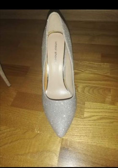 Vând pantofi stiletto