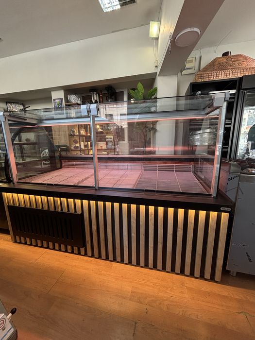 Хладилна витрина за месо и колбаси