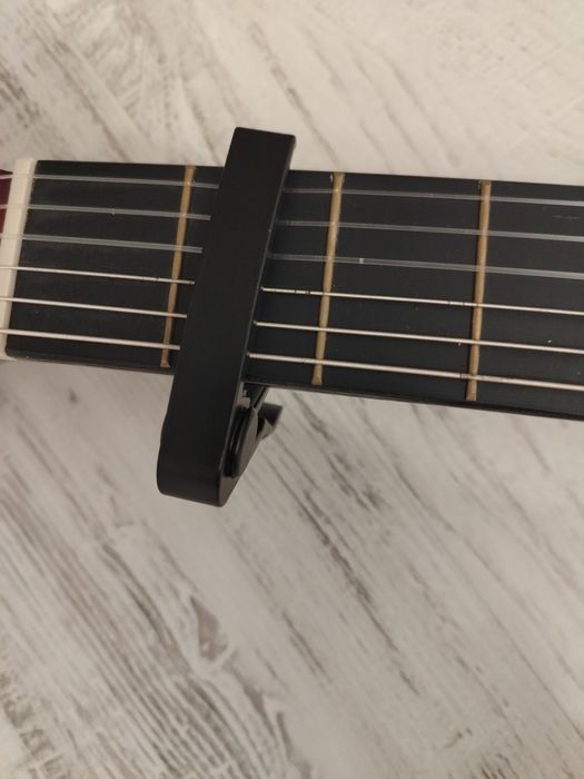 Chitară aproape nouă