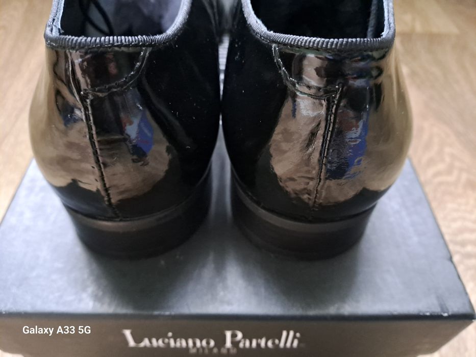 Vând pantofi noi din piele naturală lacuită pentru bărbați. 
Brand: Lu