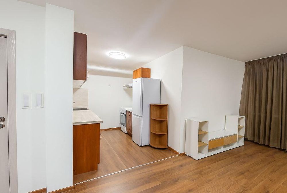 Дава се под наем Тристаен апартамент в Варна, Колхозен пазар - 92 кв.м за 650 € - Снимка #2