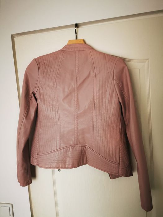 Vând geaca Guess impecabila piele ecologica nude