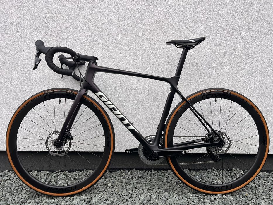 Cursiera sosea Giant TCR Advanced Pro 1 Disc Carbon, Sram AXS 2x12, roti carbon Roval C38, powermeter Quarq