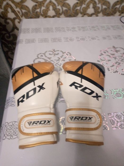 Продам боксерские перчатки 8 унц