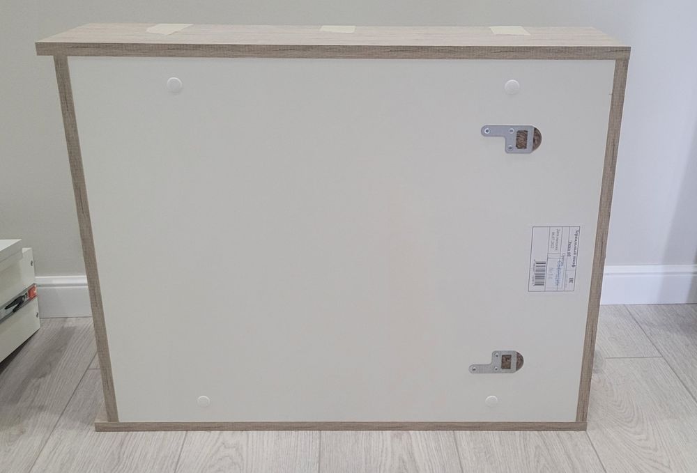 Продам новый подвесной шкаф с зеркалом и двумя полками