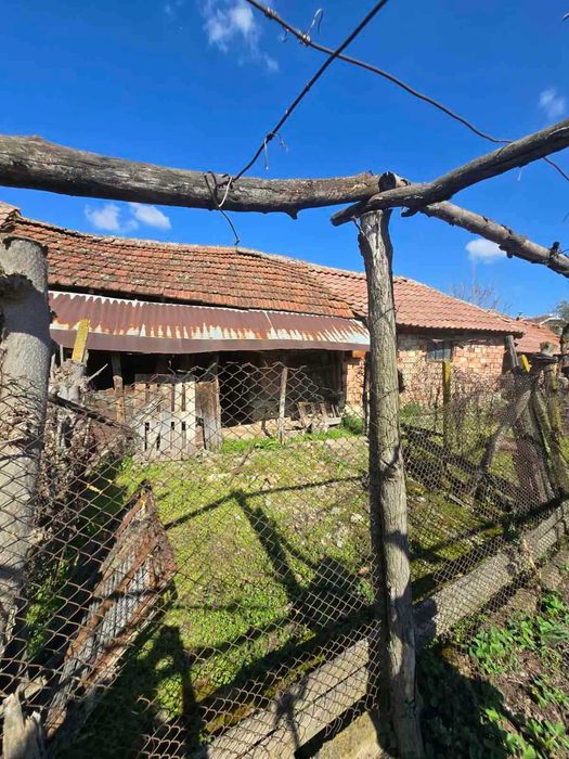 Продава се имот в с. Староселци, обл. Плевен 1 декар двор, две къщи, лятна кухня и селскостопански постройки