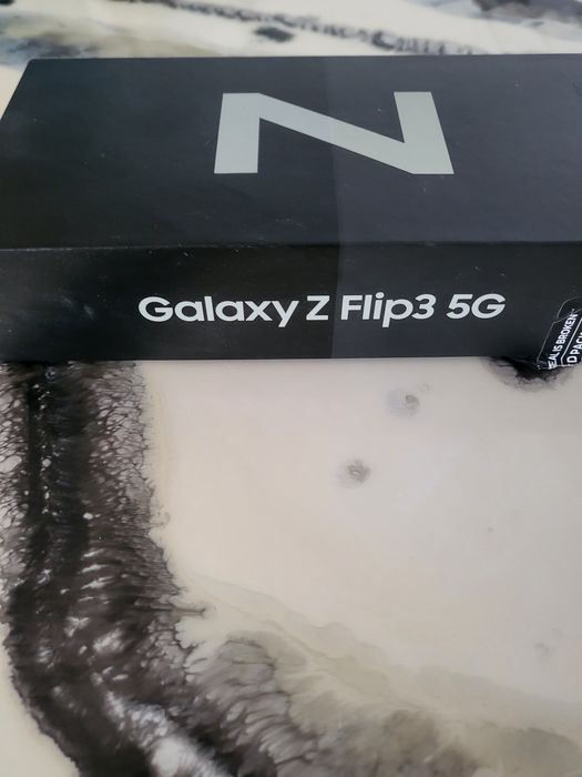 Samsung galaxy Z flip 3 5g cream