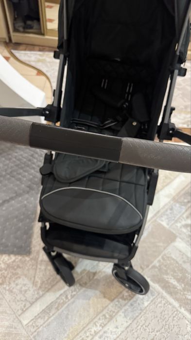 Прогулочная коляска с перекидной ручкой