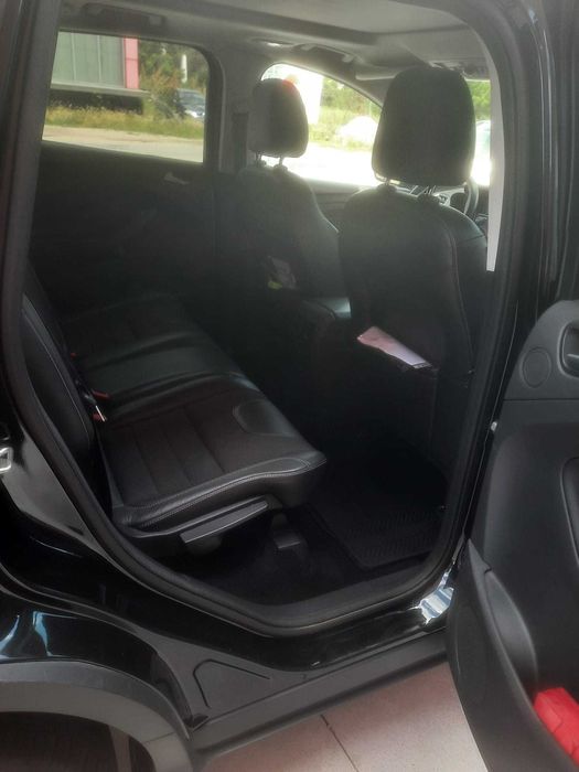 Ford Kuga Titanium culoare negru perlat , 180CP 4x4 sistem inteligent cu cutie de viteza automata