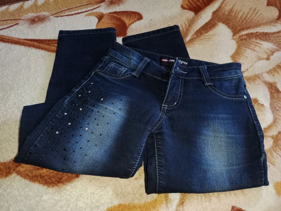 Джинсы на стройную девочку 10-13 лет.