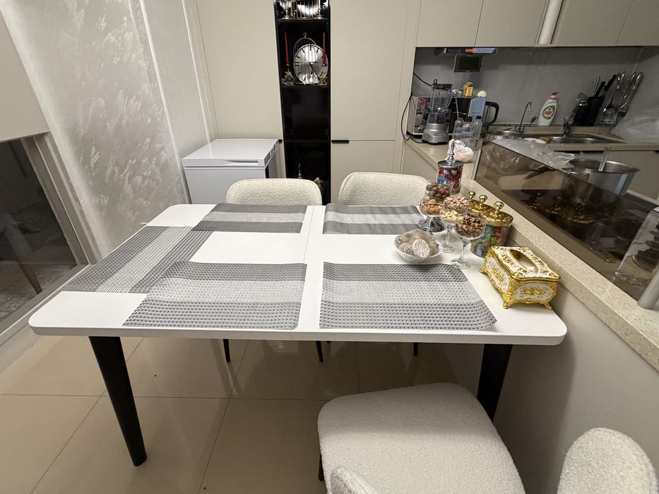 Продаётся обеденный стол.