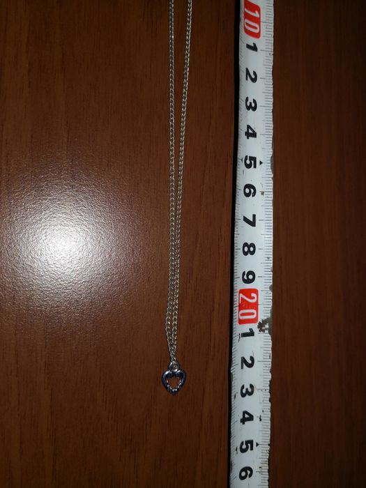 Продавам,

малък нежен сребърен, дамски, медальон с синджир-20лв.