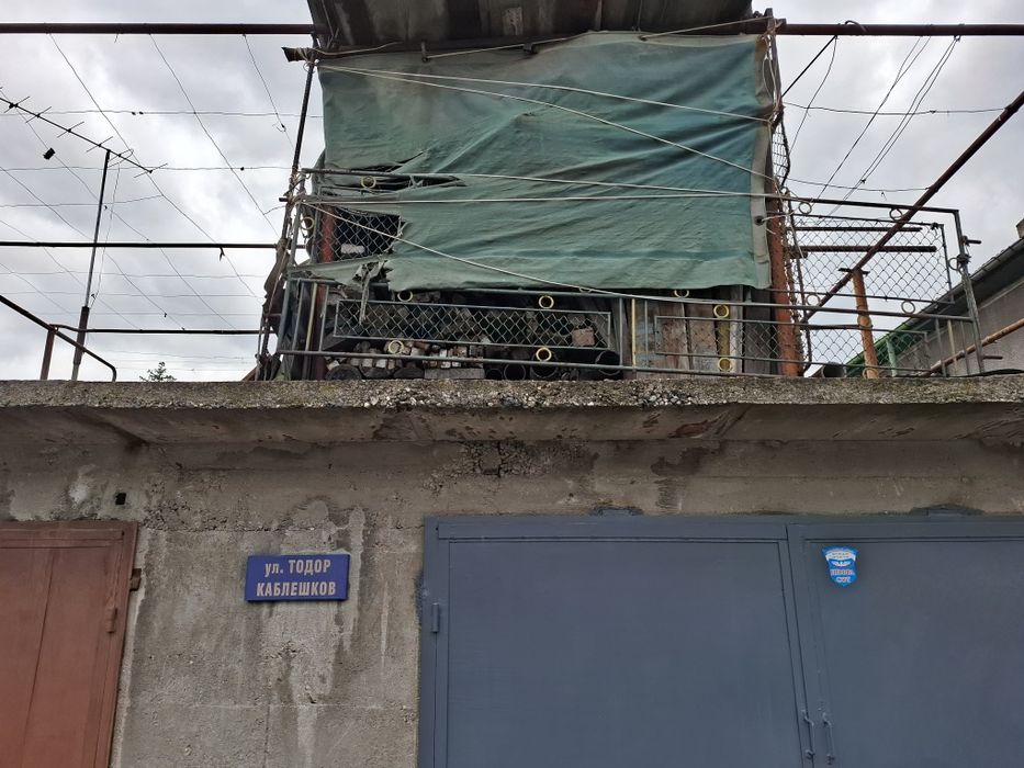 Продавам дървен материал метални тръби дебели и арматура.