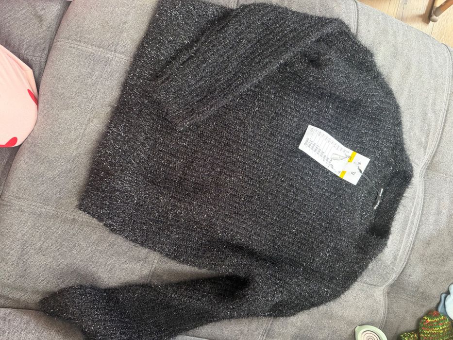 Пухкав блестящ пуловер