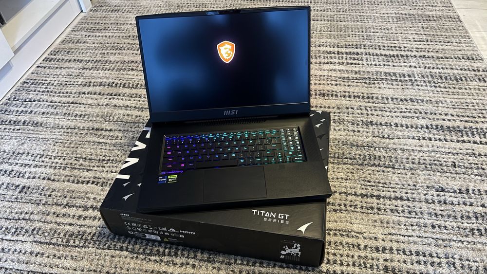 MSI Titan GT77 HX 13VI, i9‑13980HX, RTX 4090, 64GB, 4TB, impecabil