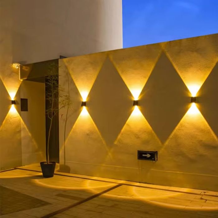 Соларна стенна лампа с двустранно осветление - модерна LED декорацият