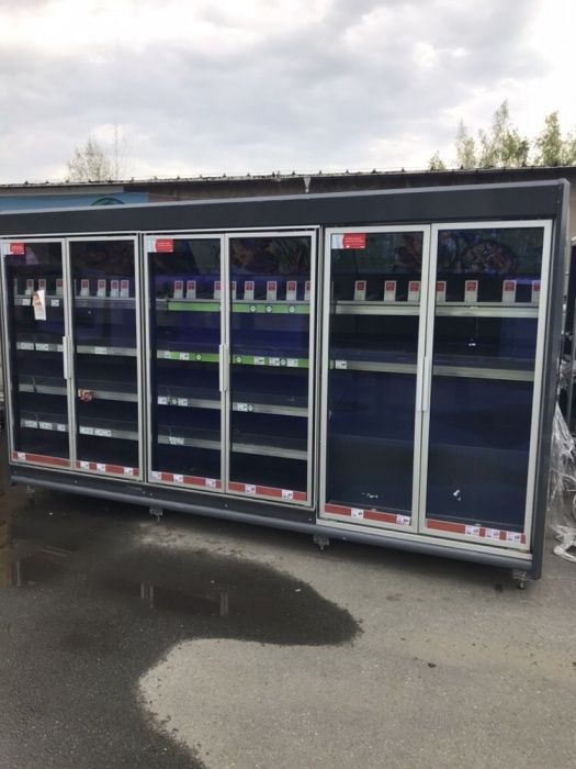 Хладилна витрина крайстенна вертикална