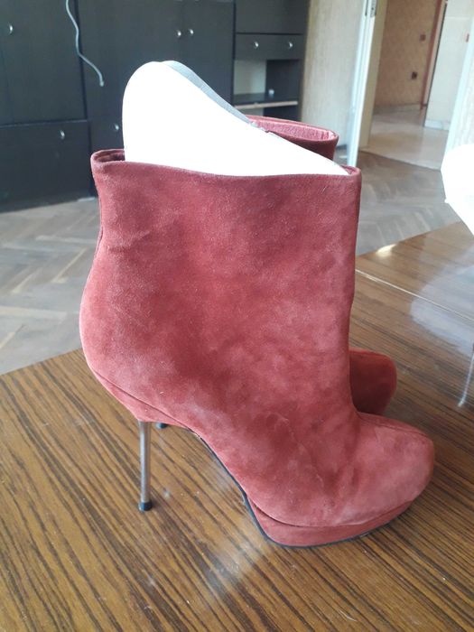 Дамски велурени боти с висок тънък ток номер 40