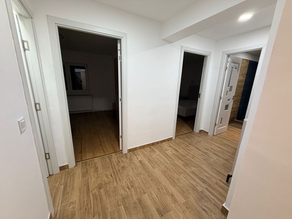 Apartament 3 camere complet renovat – de închiriat, complet mobilat