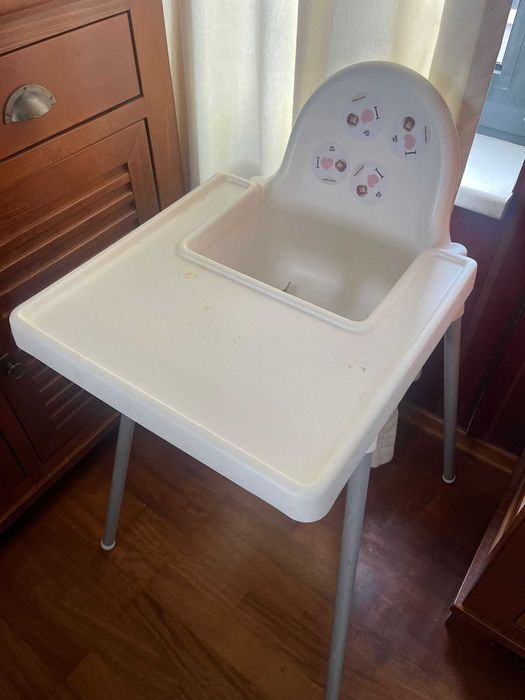Scaun inalt cu tava pentru bebelus -de donat