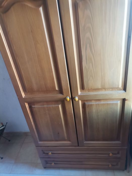 Дървен шкаф за дрехи