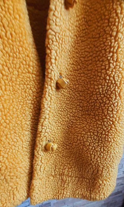 Късо,  патешко жълто палто с шапка в тюркоазено синьо