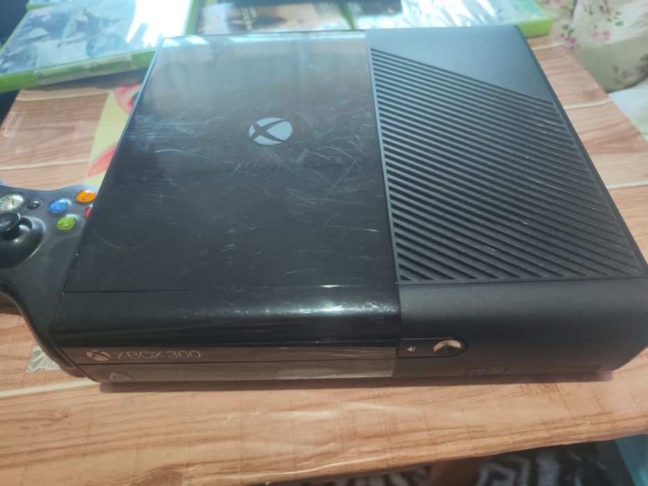 Vând Consola Retro Xbox 360e 500gb  2015 varianta rara, consum mic curent,compatibil TV tub, ideal retro si modabila,9 jocuri pe disc inclus.