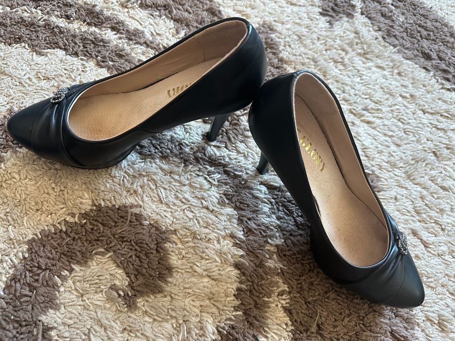 Официални обувки с ток 39-ти номер