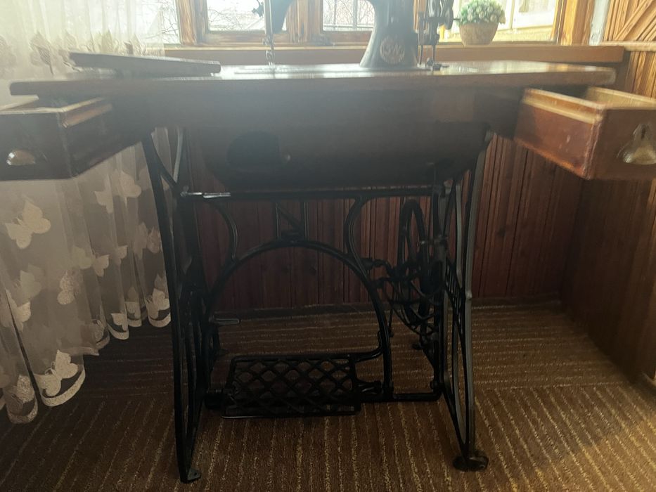 Masina de cusut veche L’Haumann cu pedala