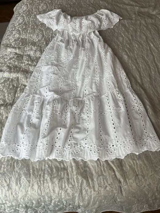 Rochita superba cu broderie englezeasca