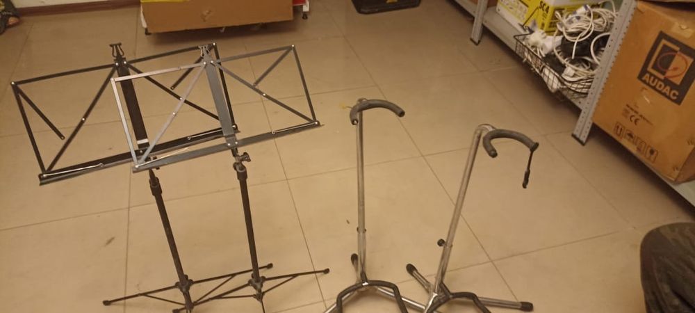 Пюпитер и стойки для гитар