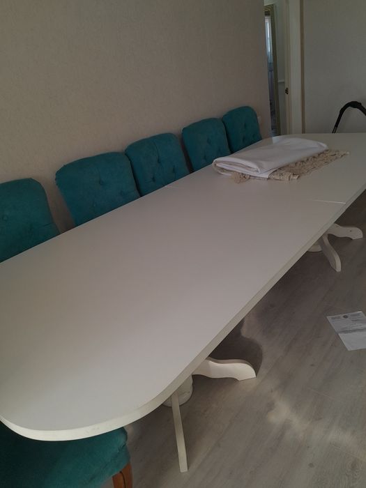 Стол для гостинной