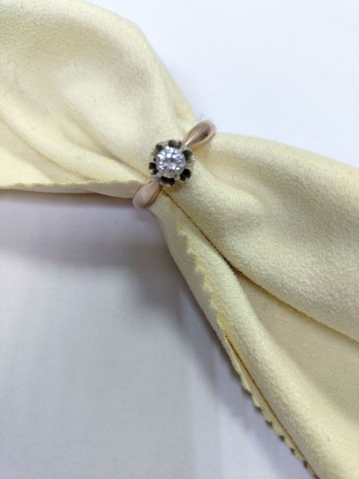 Кольцо с крупным бриллиантом