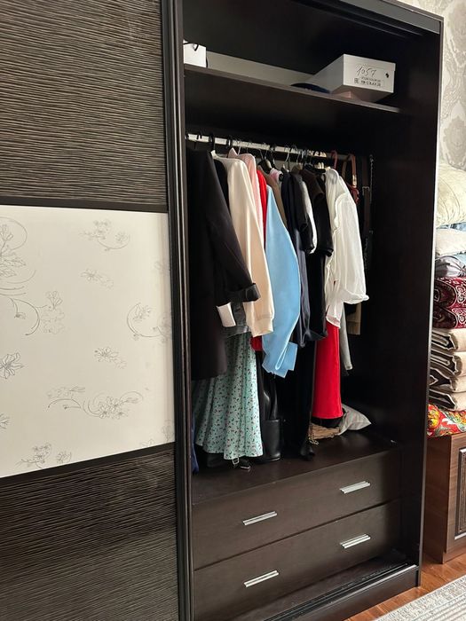 Черный шкаф  для одежды