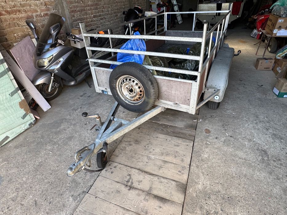 Auman двуосно ремарке 750кг