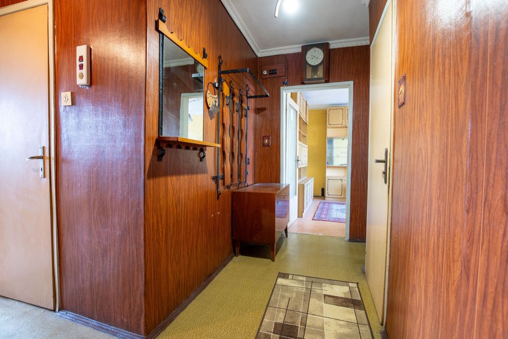 Просторен Тристаен Панелен Апартамент в Кв. Възраждане - Четири Отделни Стаи!