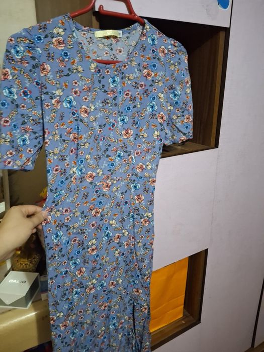 Продам платье   и юбки разные