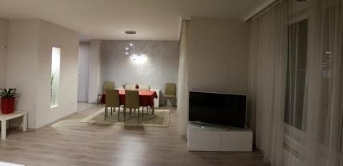 Дава се под наем Четиристаен апартамент в София, Гео Милев - 160 кв.м за 1196.97 € - Снимка #3