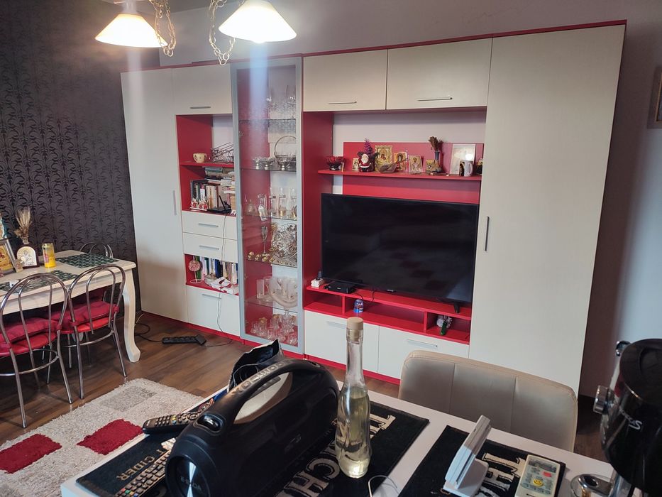 Vănd mobilă de puțin timp cumpărată