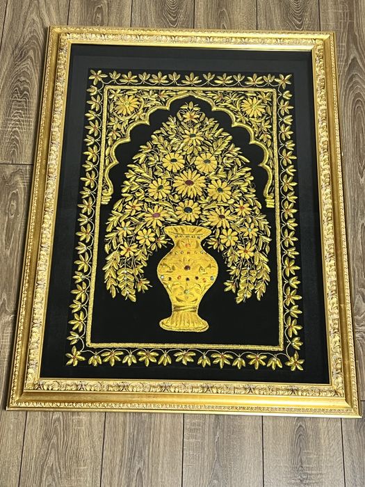 Настенная ткань с золотой вышивкой Zardozi в раме.Индийское исскуство.