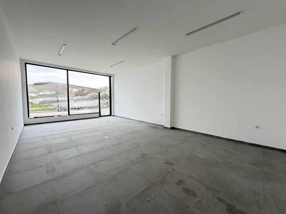 Дава се под наем Магазин в Търговище, Боровец - 70 кв.м за 498.27 € - Снимка #1