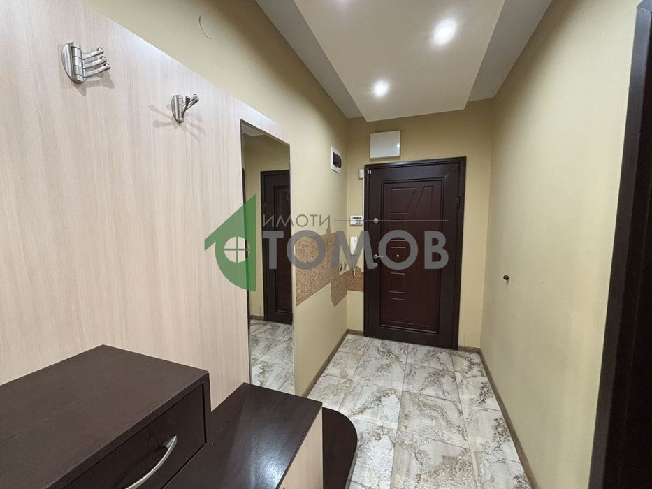 Прекрасно обзаведен тристаен апартамент в кв. Билла 1