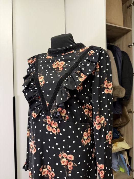 Платье красивое с бархатными ставками