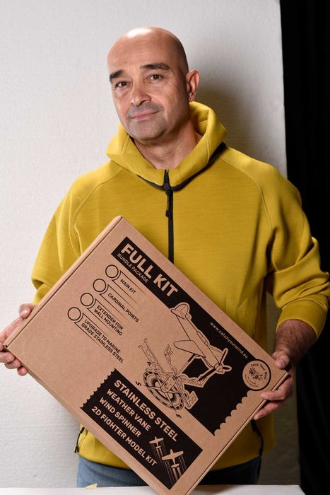 Як9 на „Сражаваща се Франция“, Инокс Ветропоказател Подаръчен Комплект