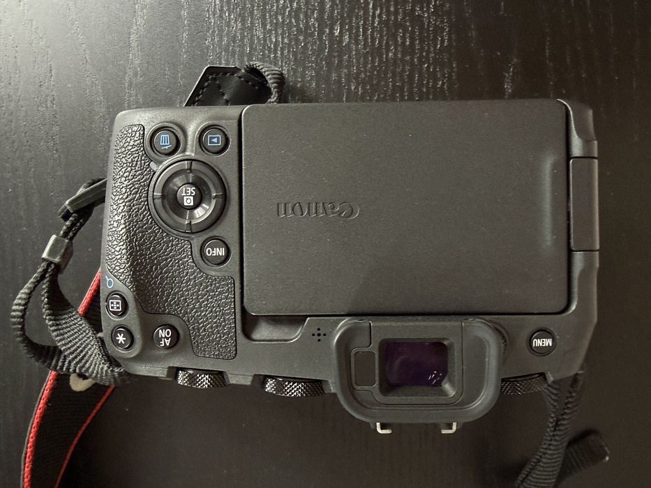 Беззеркалка Canon RP body