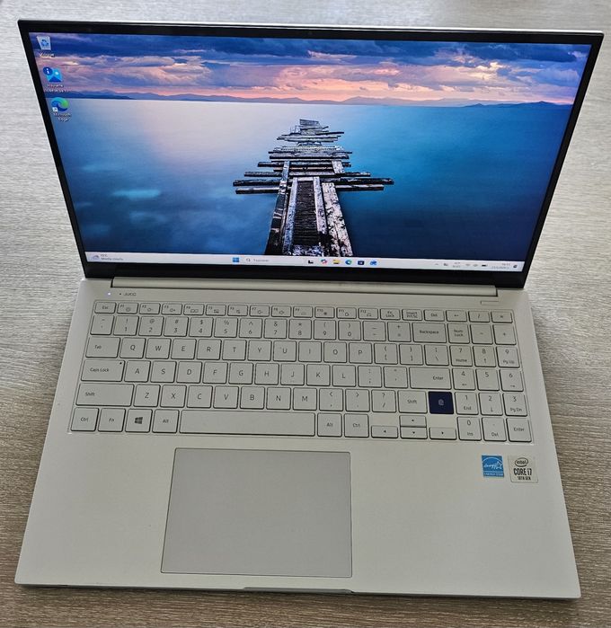 УЛТРАЛЕК ЛАПТОП 1200 ГРАМА  Samsung Galaxy Book  15.6", Intel i7, 24 GB RAM, 1 TB SSD, нова батерия
